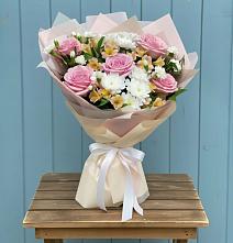 Букет цветов из:  Гвоздики, Орхидеи и Розы в Ревде Мурманской области