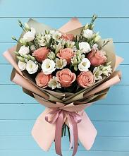 Букет цветов из:  Розы, Альстромерии и Лизиантусы в Ревде Мурманской области