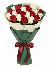 Букет Микс из красных и белых роз в Ревде Мурманской области
