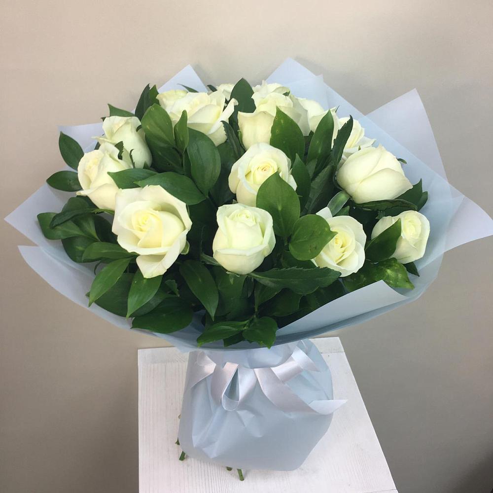 Букет 15 Белых роз Проуд в Ревде Мурманской области