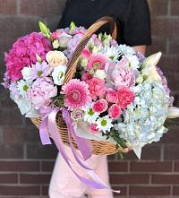 Цветочная композиция из Розы, Хризантемы, Пионы и Лизиантусы в корзине в Ревде Мурманской области