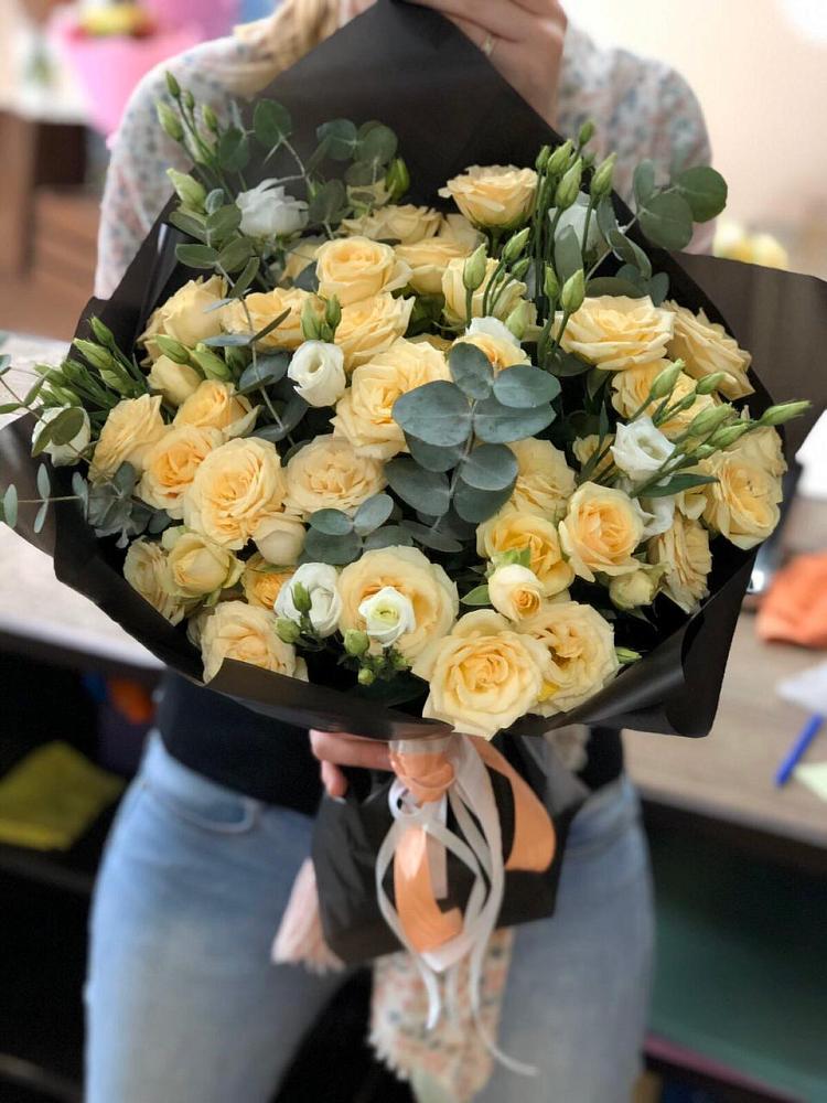 Букет цветов из: Розы и Лизиантусы в Ревде Мурманской области