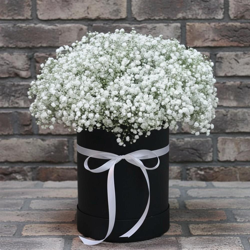 Цветочная композиция из Гипсофила в шляпной коробке в Ревде Мурманской области