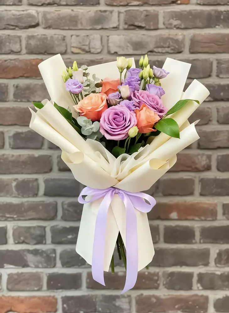 Букет цветов из: Лизиантусы и Розы в Ревде Мурманской области