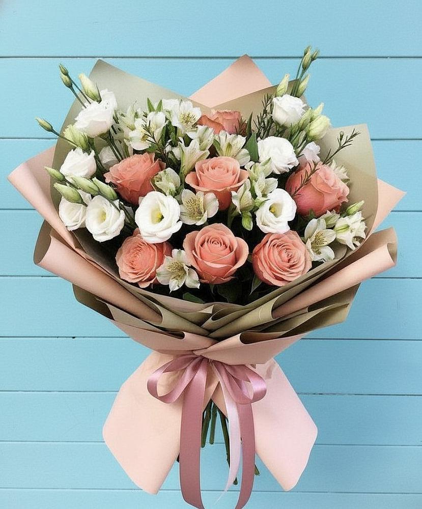 Букет цветов из: Розы, Альстромерии и Лизиантусы в Ревде Мурманской области