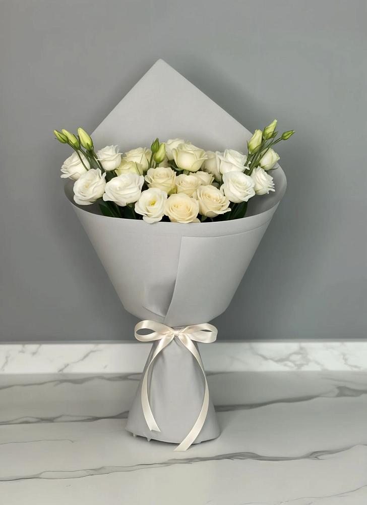 Букет цветов из: Розы и Лизиантусы в Ревде Мурманской области