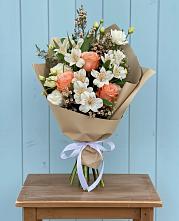 Букет цветов из:  Альстромерии, Лизиантусы, Розы и Хризантемы в Ревде Мурманской области