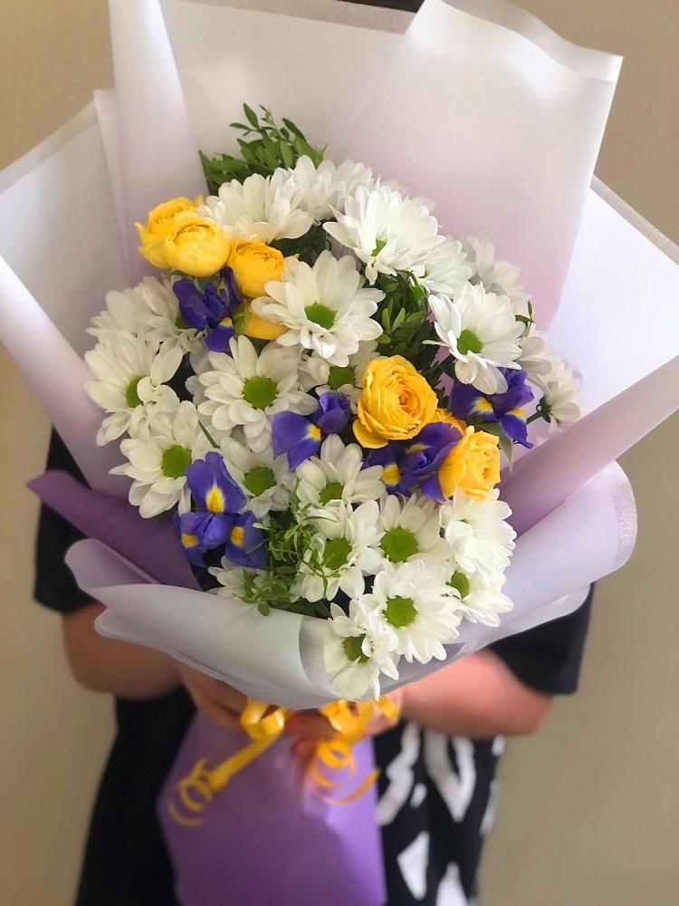 Букет цветов из: Ирисы, Хризантемы и Розы в Ревде Мурманской области
