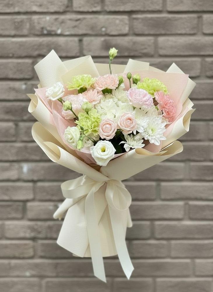 Букет цветов из: Гвоздики, Розы, Лизиантусы и Хризантемы в Ревде Мурманской области