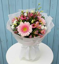 Букет цветов из:  Герберы, Альстромерии и Лизиантусы в Ревде Мурманской области