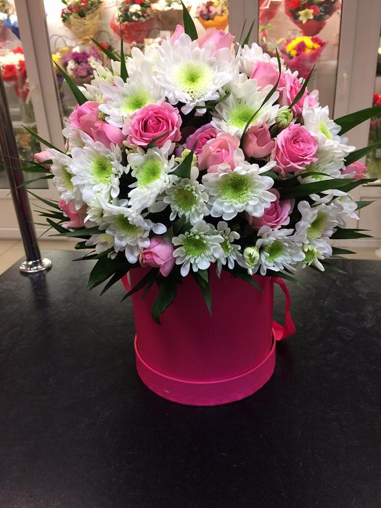 Цветочная композиция из Розы и Хризантемы в шляпной коробке в Ревде Мурманской области