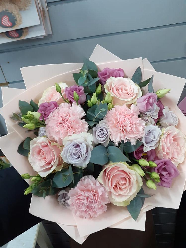 Букет цветов из: Розы, Гвоздики и Лизиантусы в Ревде Мурманской области