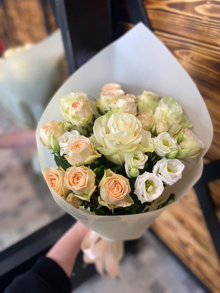 Букет цветов из: Розы и Лизиантусы в Ревде Мурманской области